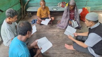 Mengaji dan Belajar Bersama Mualaf Suku Togutil